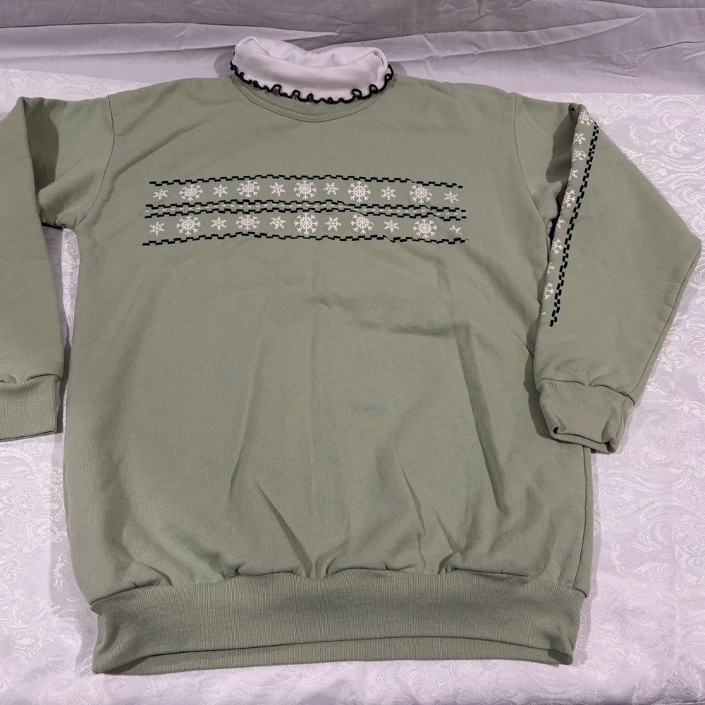 PFI Green Sweatshirt with snowflake Patterned Design woman’s size med